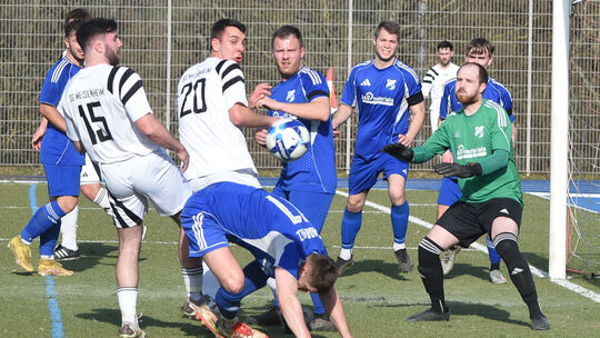 Mächtig Betrieb vor dem Kasten der SG Nordpfalz: Die SG Meisenheim II (weiße Trikots) setzt sich am Ende durch und fährt gestärk