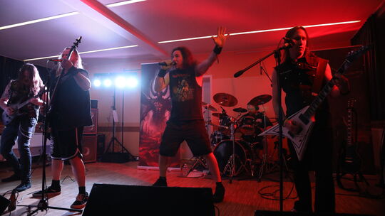 Die Circle of Silence lieferte die versprochenen energiegeladenen Metal-Hymnen.