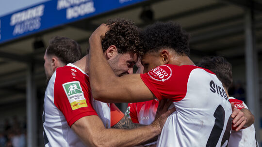 Paul-Philipp Besong (rechts) jubelt hier mit seinem Kapitän Jan-Luca Rumpf über den zwischenzeitlichen 1:1-Ausgleich bei der Nie