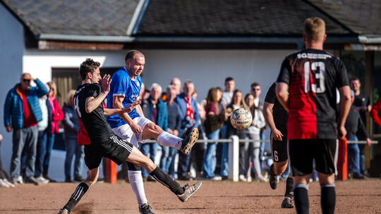 Durch das 2:0 gegen Ellenz-Poltersdorf (blaues Trikot, mit Torsten Schmidt) hat sich Dickenschied/Gemünden (links mit Dominik Ro