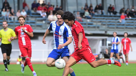 Nam-Ju Lee (in Rot) wird wie hier im Hinspiel, als er beim Ahrweilerer 3:0 gegen Wirges um Tim Weyand zum Endstand traf, beim Rü