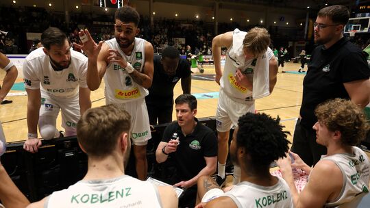 Die richtige Ansprache hat Baskets-Trainer Stephan Dohrn (Mitte) gefunden: Die Koblenzer gewannen überraschend in Crailsheim.