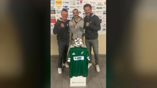 Freuen sich auf die Zusammenarbeit bei Alemannia Waldalgesheim: Sportvorstand Hans-Joachim Blum (von links), Rückkehrer Pedro Ag