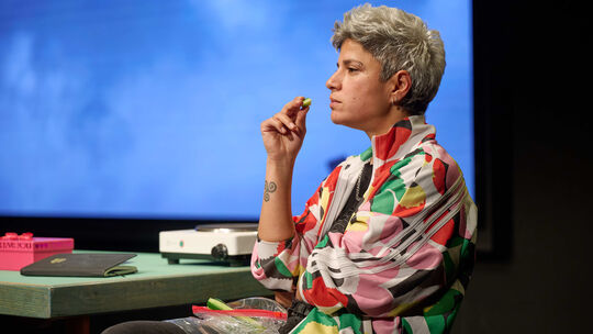 Videos, Klänge und Erinnerungen aus den Jahren 2015 bis 2025 hat die syrische Künstlerin Rania Mleihi in ihrem Bühnenprojekt "My