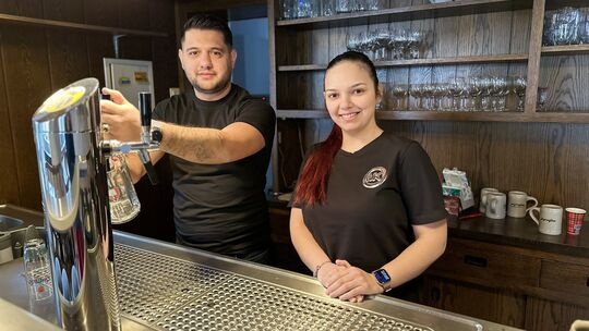 Anton Mladenov und seine Frau Ralitca Mladenova haben die ehemalige Dorfkneipe Kühn in Wittgert gekauft. Sie wollen perspektivis