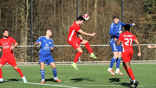 So entschlossen wie beim 8:2 gegen Westum will sich die SG Augst Eitelborn (rote Trikots, beim Kopfball Kai Alscheid) im ersten