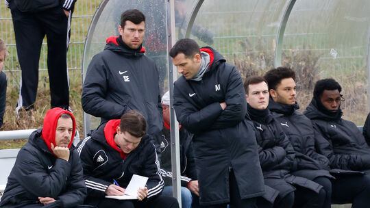 Wie reagieren wir auf die Ausfälle? André Weingärtner (Mitte) bespricht sich mit seinem Trainerteam. Hinter ihm steht Simon Enge