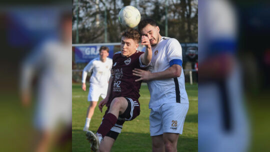 Mit Köpfchen: Deniz Dasli (rechts) und der TuS Hackenheim wollen ihr erstes Heimspiel im Jahr 2026 gewinnen.