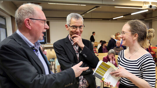 Josef Freise (links) und Caroline Wiegand von der Organisation Pro Peace bei der Verabschiedung von Eirene-Geschäftsführer Ali A