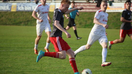 Beim SC Idar-Oberstein hoffen alle, dass Florian Zimmer (am Ball) in Worms auflaufen und bestenfalls wieder treffen kann.