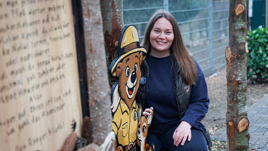 Parkleiterin Pia Hennes stellt das neue Maskottchen des Wild- und Freizeitparks Klotten vor: Rangerin Klotti.