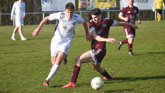 Nico Schmidt (rotes Trikot) und der FC Schmittweiler-Callbach wollen auch in Zweibrücken griffig in den Zweikämpfen agieren.