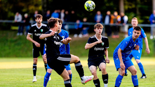 Im Hinspiel setzte sich der FC Emmelshausen-Karbach III (in Blau) knapp mit 1:0 in Leiningen gegen die SG Viertäler Oberwesel II