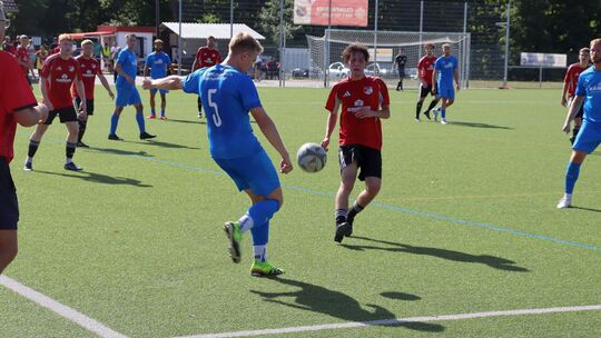 In der Hinrunde musste sich die SG Müschenbachs (links Jonas Raack) bei der TuS Burgschwalbach (rechts Seyd Aydogdu) mit 2:3 ges