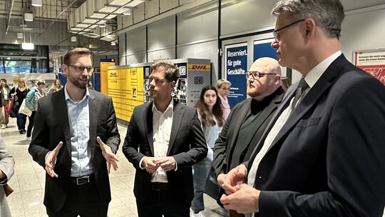 Bundesverkehrsminister Patrick Schnieder (rechts) stellte sich im Montabaurer ICE-Bahnhof Fragen und Kritik unter anderem von VG