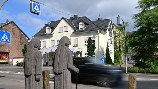 Die Schönstattschwestern betrachten den Verkehr auf der Quellenstraße in Kripp, Remagens größter Ortsbezirk mit den meisten Einw