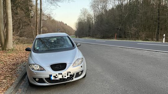 Ungewöhnlicher Dauerparkplatz: Dieser silberne Seat steht sei einigen Wochen scheinbar unbewegt auf dem Rastparkplatz an der L 2
