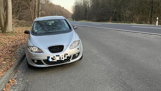 Ungewöhnlicher Dauerparkplatz: Dieser silberne Seat steht sei einigen Wochen scheinbar unbewegt auf dem Rastparkplatz an der L 2
