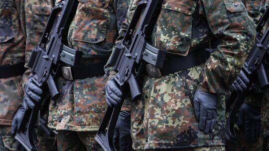 Rund 300 Soldaten aus 14 Ländern sind an der Übung „Active Volcano 2026“ beteiligt. Auch die Verwendung von Platzpatronen gehört