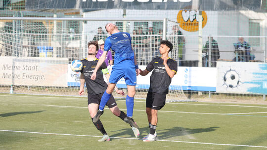 Im Heimspiel gegen die SG Niederbreitbach/Waldbreitbach unterlag der VfL Oberbieber (schwarze Trikots) mit 0:2. Nun hofft das Sc