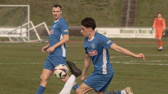 Stürzen die Eintracht-Spieler David Molnar (vorne) und Jan Wingenter das nächste Top-Team der Verbandsliga?