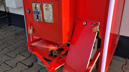 Unbekannte Täter beschädigen in der Nacht vom 8. auf den 9. März den Spielautomaten an der SB-Waschanlage Kirchberg und stehlen