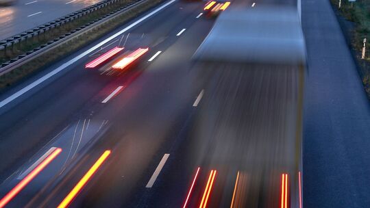 PKW und LKW auf der Autobahn