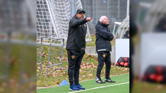 TuS-Coach Jeffrey Yankey sieht sein Team beim Gastspiel beim Tabellenführer SC Freiburg keinesfalls chancenlos. Ausgeruht wird s