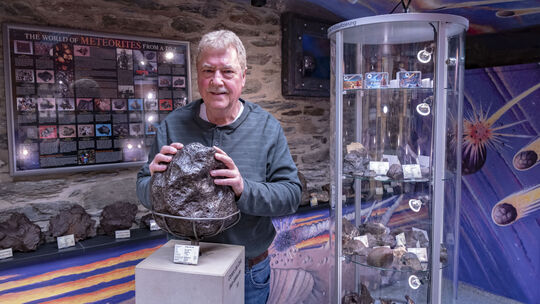 Die Welt der Meteoriten von A bis Z, zeigt das Poster hinter Stephan Decker. In der Tat, wer durch den kleinen Ausstellungsraum