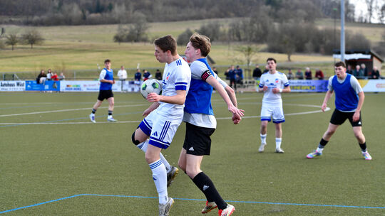 Mit seinem Treffer nach knapp einer Stunde hat Robin Krick (links) die SG Guckheim nicht nur zum Sieg gegen Birlenbach geschosse