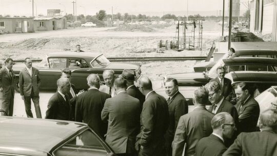 Besuch der "US Real Estate Trade Mission" von Kaiser Aluminium am 3. Juni 1964. In der Bildmitte: Der damalige Oberbürgermeister