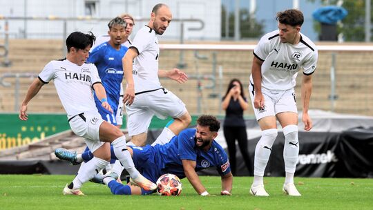 Das Hinspiel im Stadion Oberwerth war nur in dieser Szene eine schmerzhafte Angelegenheit für Taha Aksu (in Blau, am Boden) von