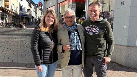 Citymanagerin Anna Laux, Thomas Wunder (Vorsitzender Aktionskreis AK) und Jörg Schüler vom Vorstand des Aktionskreises freuen si