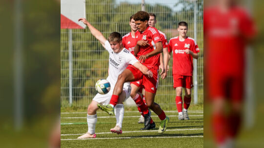 Benjamin Joachim Niklaus (vorne in Rot) erzielte den einzigen Treffer im Hinspiel und brachte der SG Malberg so einen 1:0-Auswär