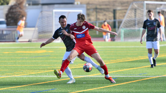 Luan Linus brandenburger (in Rot) musste mit seiner SG Lautzert eine herbe Klatsche gegen den TuS Montabaur (links Rico Brenner)