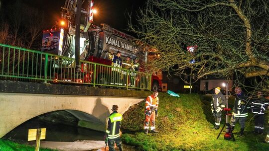 Mit Bindemitteln und Sperren wurde versucht, die Belastung des Gewässers einzudämmen und sensible Bereiche zu schützen.