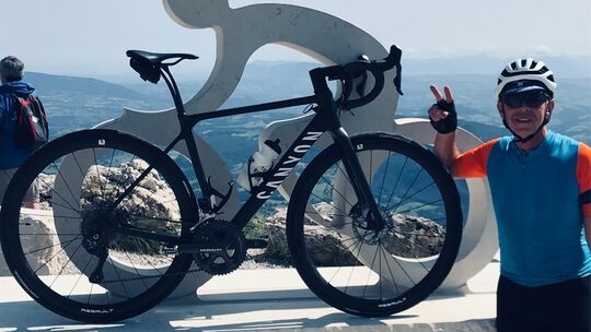 Peter Kreiser mit seinem Canyon-Bike auf dem Colombier. Viele Hobbyradfahrer begeben sich auf die Spuren der Tour de France. Und
