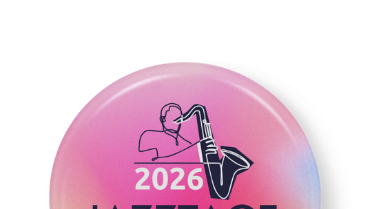 So sieht der Jazztage-Button 2026 aus. Lokale Politiker haben sich nun dazu bereit erklärt, beim Verkauf zu unterstützen.