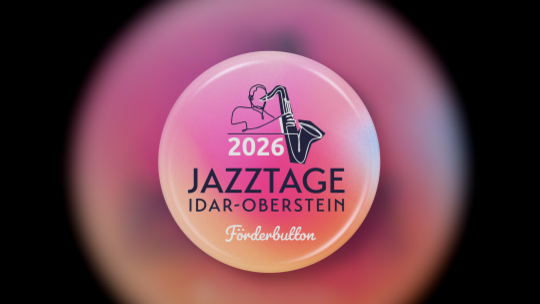 So sieht der Jazztage-Button 2026 aus. Lokale Politiker haben sich nun dazu bereit erklärt, beim Verkauf zu unterstützen.
