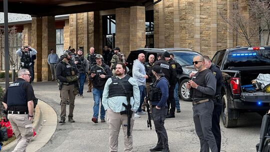 Auto fährt in Synagoge in Michigan