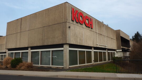 Etwas trostlos wirken die leeren Koch-Gebäude in Westerburg nach der Schließung von Baumarkt und Intersport. Das soll sich bald