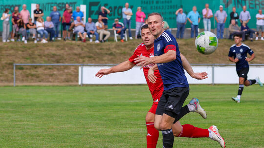 Beim 6:0-Triumph in der Hinrunde eröffnete Westerburgs David Gläser (blaues Trikot) den Torreigen und setze auch den Schlusspunk