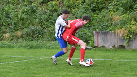 Dominik Sahm (links) ist am Sonntag mit dem SV Braubach bei der Drittvertretung von RW Koblenz zu Gast. Für Moritz Clos (rechts)