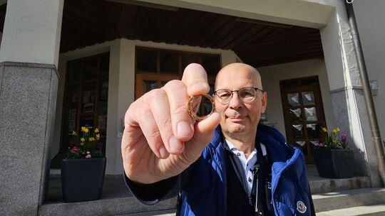 Besitzer aus Berlin holt verlorenen Ehering in Bayern ab