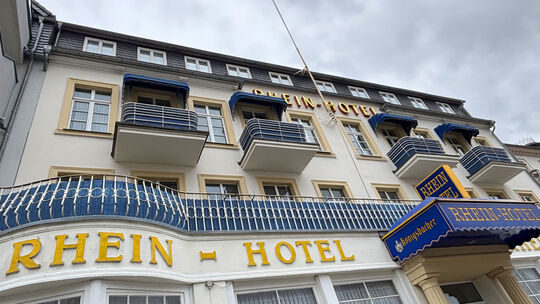 Die Fassade des Andernacher Rheinhotels prägt die Konrad-Adenauer-Allee. Das Gebäude wurde 1850 errichtet, der Hotelbetrieb feie