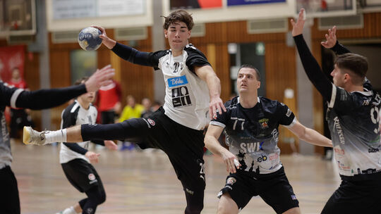 Im Hinspiel in Vallendar setzte sich der HC Koblenz (dunkle Trikots) im Oberligaderby bei der HVV-Reserve knapp durch, nun kommt