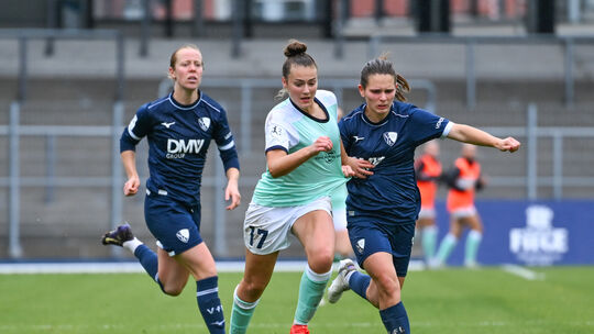 Beim 1:1 im Hinspiel gegen den VfL Bochum (in Blau) war Leonie Wäschenbach (vorn) noch eine treibende Kraft im Spiel der Anderna