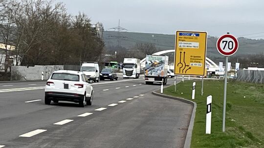 Nach darf auf der B428 zwischen Mainzer Straße und Bosenheimer Straße Tempo 70 gefahren werden, doch bald gilt dort Tempo 50.