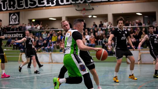 Letztes Heimspiel für den TuS Treis-Karden in dieser Oberliga-Saison: Der Tabellenzweite um Topscorer Zeljko Novak (am Ball) emp