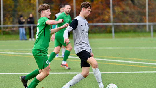 Nehmen Paul Frank (am Ball, links Niederneisens Max Miller) und seine Sportfreunde Bad Ems am Sonntag auch die hohe Hürde in Kat